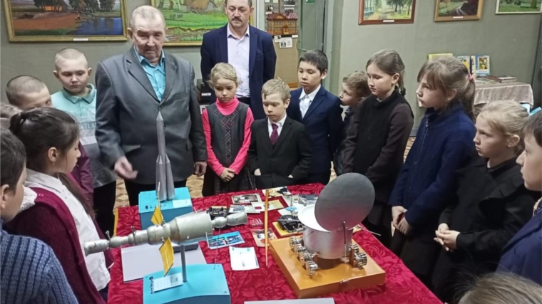 В Янтиковском народном краеведческом музее совместно с детской библиотекой открылась выставка «Путь к звездам»