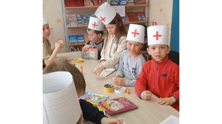 Детская библиотека провела мастер-класс по ремонту книг «Книжкина больница»